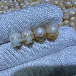 Perle Sfuse d'Acqua Dolce di Colore Naturale Intagliate a Teschio da 8-9mm per Creazione di Gioielli Fai-da-Te - Product Image 3