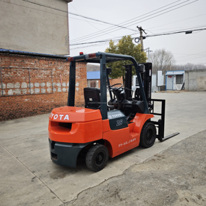 Transpaleta diésel de 2.5 toneladas, modelo 2023, 4WD, mástil de dos etapas, altura de elevación de 3m, mástil para contenedores, desplazamiento lateral, Japón - Product Image 2
