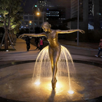 Sculpture de fontaine en bronze représentant une danseuse de ballet avec des thèmes d'anges et de musique dans un contexte de jardin