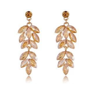 Boucles d'oreilles longues géométriques de luxe en alliage de zinc plaqué or 18 carats avec cristaux et strass, style hip-hop - Product Image 3