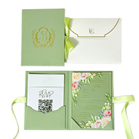 Invitations de mariage de luxe en velours vert sauge et noir avec monogramme doré en relief sur carte acrylique et enveloppe