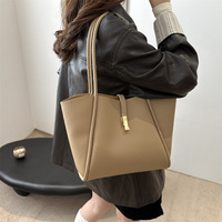 Nouveauté 2025 Sac fourre-tout sous le bras en nylon pour femme, grande capacité, style rétro décontracté, simple et tendance, pour le début du printemps, pour le quotidien, avec fermoir
