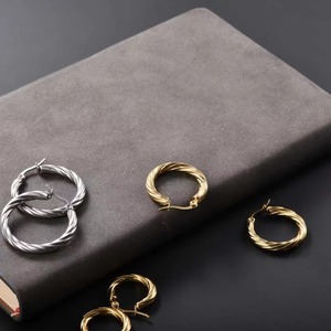 Pendientes de Aro Dorados con Textura Trenzada para Mujer, Acero Inoxidable, Minimalistas, Tipo Huggie, Pequeños, Medianos y Grandes, Joyería - Product Image 4