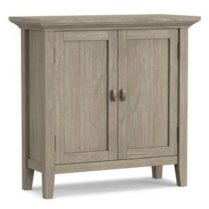 Armoire de rangement en bois massif gris vieilli de 32 pouces de large Design transitionnel pour entrée de salon ou salle familiale - Product Image 1