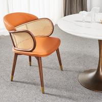 Chaise de salle à manger en rotin avec cadre en bois massif de luxe et assise en cuir pour restaurant, café, salon - Vente en gros