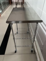 Banc de travail XIANGYING - Certifié NSF, robuste, capacité de charge de 300 kg/m, pieds réglables en hauteur, finition mate brossée, au niveau du sol