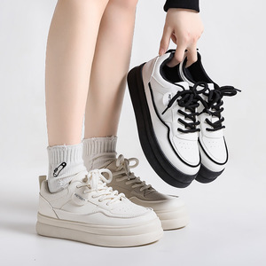 Chaussures blanches polyvalentes à bout rond - Chaussures pour enfants, un style très vendu avec semelles épaisses, adaptées pour l'école et les tenues décontractées. - Product Image 3