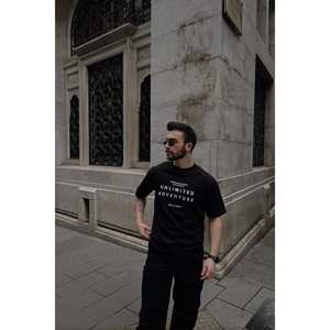 Camiseta Negra de Gran Gramaje con Estampado 'Unlimited Adventure' Estilo Urbano, 240 Gramos de Tela, Muestra Gratuita Comprimida - Product Image 3