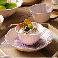 Service de table en céramique élégant à motifs floraux avec glaçure dégradée rose et violette pour le thé de l'après-midi, le brunch et les repas romantiques à la maison