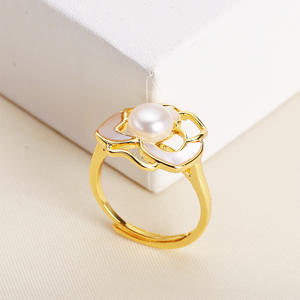 Anillo Romántico Estilo Camelia para Mujer de Zhuji Danshui, Perla Genuina de Alta Gama, Lujo Ligero con Diseño Moderno y Ajustable - Product Image 3