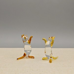 Tiny Glass World - Ensemble de 2 figurines de chat en verre soufflé de Murano, décoration de bureau minimaliste, légère et moderne, forme irrégulière, plaqué or - Product Image 1