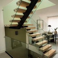 Escalier intérieur flottant moderne en U avec marches en bois massif, garde-corps en verre, monopoutre, forme et taille personnalisées