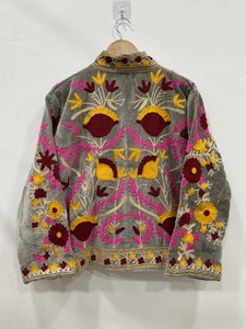Chaqueta Étnica de Lujo con Bordado Suzani Indio, Chaqueta de Terciopelo Unisex para Primavera, Abrigo Boho Suzani para un Estilo Boho Elegante - Product Image 4