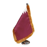 Drapeau de table du Qatar avec base en plastique argenté, personnalisé en polyester à franges, impression numérique résistante aux UV pour les réunions B2B, vente en gros