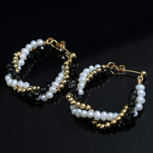 Pendientes de Aro Hechos a Mano, Importados de EE. UU., Chapados en Oro de 14K, con Perla Natural de Agua Dulce y Espinela Negra Facetada - Product Image 1