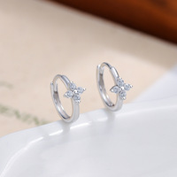 Zierliche Gold Vermeil 925 Sterling Silber Blumencluster Huggie-Ohrringe 925 Silber Florale Zirkon-Creolen