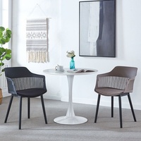 Chaise de salle à manger moderne et décontractée avec dossier en plastique, lattes verticales et accoudoirs ; Confortable pour les restaurants en plein air, les salons de thé et les hôtels