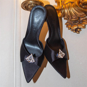 รองเท้าส้นสูงแบบส้นเข็มลายฉลามปลายแหลม สไตล์ใหม่ประจำฤดูร้อนปี 2025 สำหรับผู้หญิง - Product Image 5