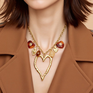 Collar con Colgante de Resina en Forma de Corazón, Chapado en Oro de 18k, Cadena para Suéter, Joyería de Moda Otoño Invierno - Product Image 1