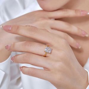 Bague de fiançailles rectangulaire Dylam Luxury en argent S925, sertie de zircone 8A de 4 carats, taille glace pilée super brillante pour femme - Product Image 2