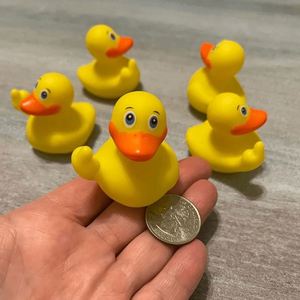 Patitos de Goma con Forma de Dedo Medio, Lindos Patitos Pequeños para Decoración de Tablero de Auto y Accesorios de Baño - Product Image 3