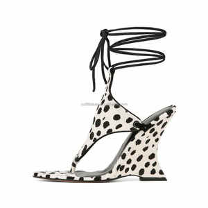 Sandales compensées en daim de luxe pour femmes, design string et enveloppant, talons compensés hauts de 105 mm, lanières en daim, sandales compensées en daim Rampage pour femmes - Product Image 4