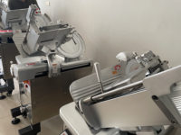 Trancheuse à viande électrique semi-automatique professionnelle en acier inoxydable de 350 mm (14 po) à poser au sol, la plus vendue