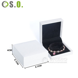 Boîte à collier en papier imitation cuir, matériaux personnalisés, boîtes en plastique, insert en velours de luxe, boîte à bijoux en plastique - Product Image 1