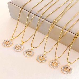 Collier tendance pour femme 2026 en laiton plaqué or 18 carats avec zircons et chaîne en forme de lettre - Product Image 4