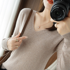 Suéter de punto con cuello en V para mujer, manga larga, color sólido, ajuste holgado, adelgazante, fino, estilo coreano, para otoño e invierno - Product Image 4