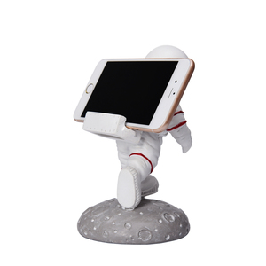 Résine faite à la main astronaute maison décor drôle Spaceman <span class=keywords><strong>Figurine</strong></span> intérieur portable support <span class=keywords><strong>de</strong></span> téléphone portable support pour Table - Product Image 3