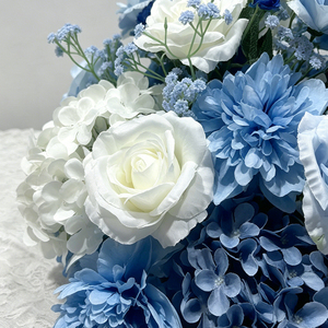 Décoration de table de mariage ou de fiançailles en fleurs artificielles ovales bleues et blanches - Product Image 2