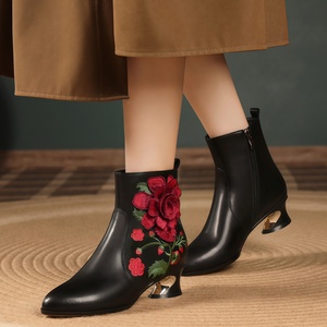 Nouvel Arrivage : Bottines Cheongsam de Luxe en Cuir de Vachette Brodé, Style Ethnique Chinois, à Bout Pointu et Talon Carré - Product Image 1