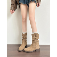 Bottes mi-mollet souples pour femme, bout rond, talon carré, en daim, coupe en V, avec languette à replier, style western, couleur camel.