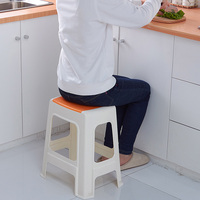Taburete Plegable Portátil de Plástico PP con Asa Antideslizante, Apilable y Multiusos para Dormitorio, Baño, Cocina, Hogar, Escuela y Uso en Exteriores