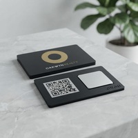 Cartes intelligentes métalliques personnalisables avec fente pour puce NFC brossée circulaire pour les programmes de fidélisation numériques des entreprises