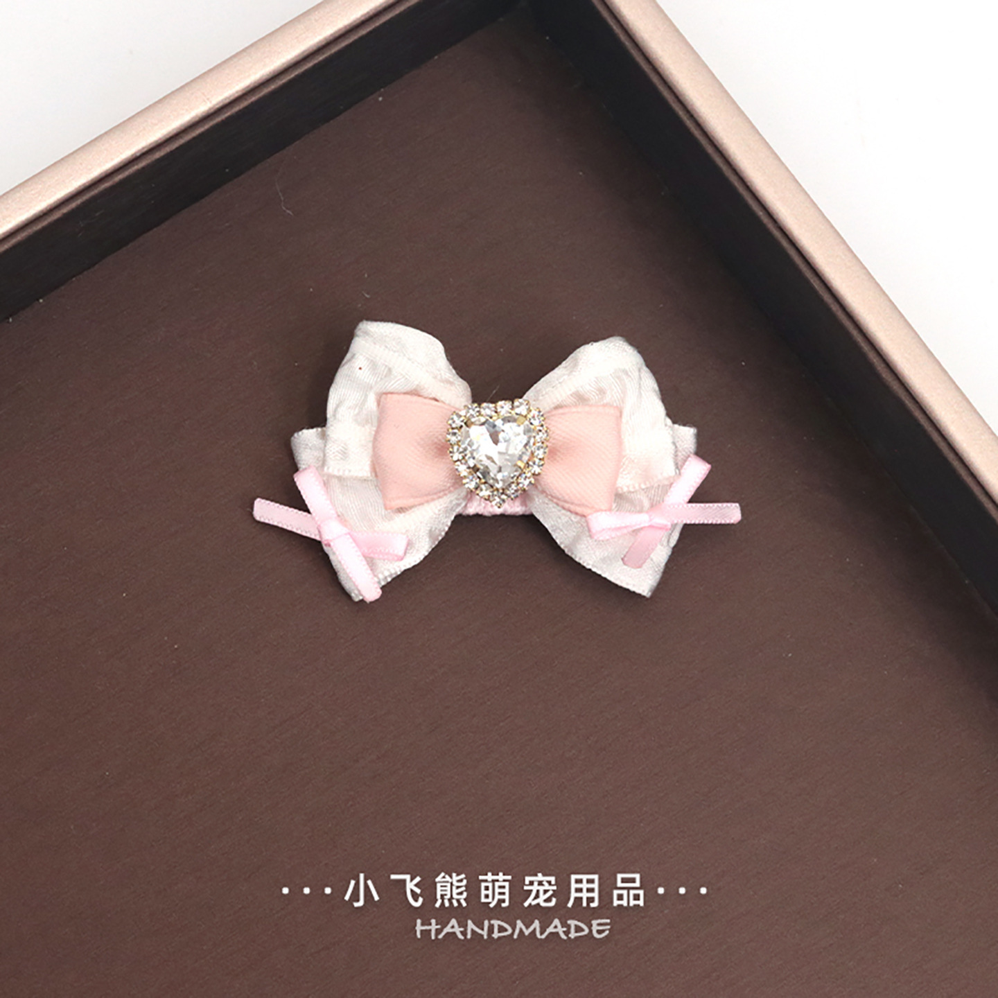 1 noeud en diamant rose en forme de coeur