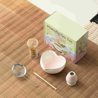 Ensemble complet de matcha en forme de cœur en bambou avec bol en céramique, fouet en bambou et support pour une préparation facile
