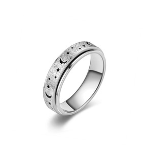 Anello Antistress Girevole a Stella e Luna, in Acciaio al Titanio Placcato Oro 18K, per Uomo e Donna - Product Image 1