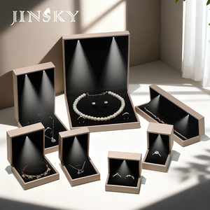 Jinsky Nuevo Joyero de Cuero Sintético con Luz LED Color Dorado con Interior de <span class=keywords><strong>Terciopelo</strong></span> <span class=keywords><strong>Negro</strong></span> Empaque de Joyería con Luz Blanca - Product Image 1