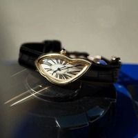Montre PINTIME PT3287L Rétro Médiévale Alien Y2K pour Hommes et Femmes, Bracelet en Cuir, Mouvement Quartz Avancé, Design Irrégulier