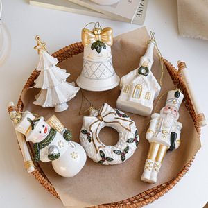 Vente en gros de pendentifs décoratifs de Noël en plastique, Père Noël, bonhomme de neige, flocon de neige, casse-noisette, pour la décoration des fêtes de Noël - Product Image 2