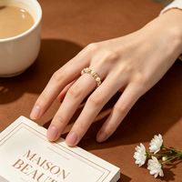 InsC-Style Elastischer Ring mit Winzigen Perlen und Natürlichen Weißen Süßwasserperlen, Elegantes Ovales Design - Raffiniert und Professionell