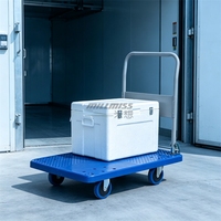 Chariot à plateforme en plastique robuste sur quatre roues pour le transport de marchandises en entrepôt commercial