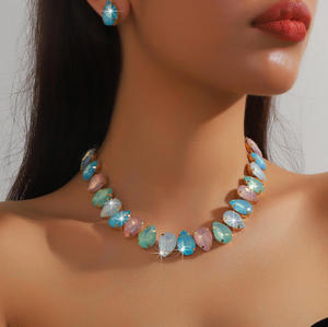 Ensemble de bijoux de mariée avec collier et boucles d'oreilles en cristal géométrique en forme de larme exagérée et coloré - Product Image 4