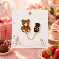 Broche en émail souple Ours en peluche Saint-Valentin, Broche chocolat, Chaîne dorée, Bijou délicat, Badge de vente en gros, Épingle de revers personnalisée, Usine OEM