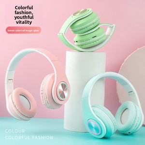 <span class=keywords><strong>Casque</strong></span> <span class=keywords><strong>audio</strong></span> <span class=keywords><strong>sans</strong></span> <span class=keywords><strong>fil</strong></span> en cuir protéiné, doux pour la peau, avec coussinets lumineux en matériau Macaron, compatible <span class=keywords><strong>carte</strong></span> <span class=keywords><strong>SD</strong></span> - Product Image 2