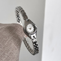 Reloj de Cuarzo de Moda para Mujer con Esfera Redonda Pequeña de Aleación, Correa de Hebilla Integrada y Esfera de 17 mm