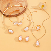 Parure de bijoux baroque en perles : collier, boucles d'oreilles, bague, bracelet, fausse chaîne de cou dorée – Cadeau de mode pour femme, mariée