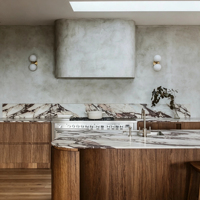 Îlot de cuisine incurvé en bois massif et marbre Calacatta Viola, style Wabi-Sabi, sur mesure, pour villas haut de gamme et rénovations de luxe